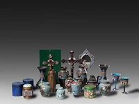 A collection of 24 japanese cloisonné enameled objects, 19th/20thc, tallest h 23 cm - afbeelding 2 van  4