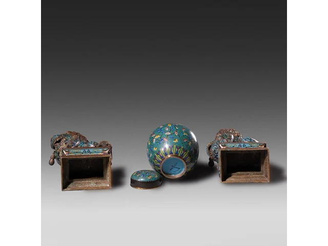 A collection of 24 japanese cloisonné enameled objects, 19th/20thc, tallest h 23 cm - afbeelding 4 van  4