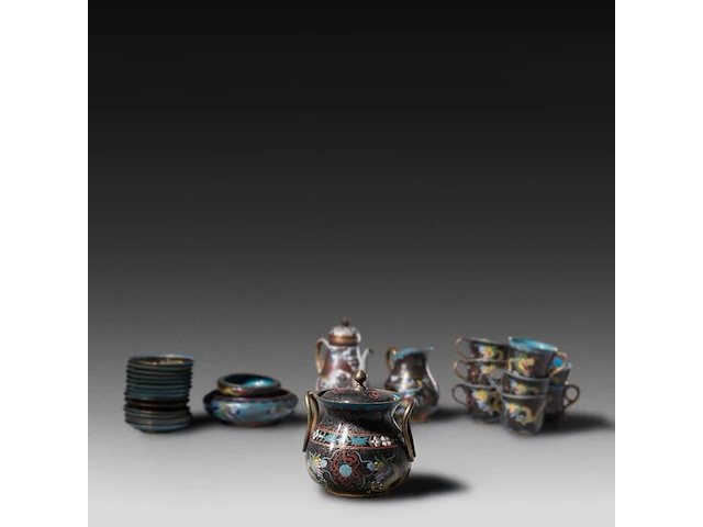 A collection of 29 chinese/japanese cloisonné enameled cups, saucers and pots, 19th/20thc, tallest h 15,5 cm - afbeelding 1 van  10