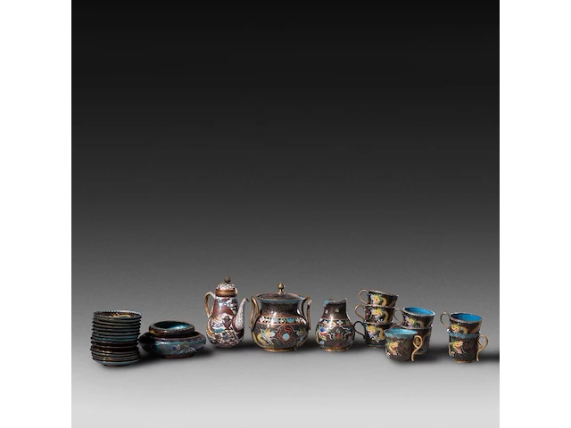 A collection of 29 chinese/japanese cloisonné enameled cups, saucers and pots, 19th/20thc, tallest h 15,5 cm - afbeelding 3 van  10