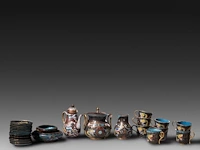 A collection of 29 chinese/japanese cloisonné enameled cups, saucers and pots, 19th/20thc, tallest h 15,5 cm - afbeelding 3 van  10