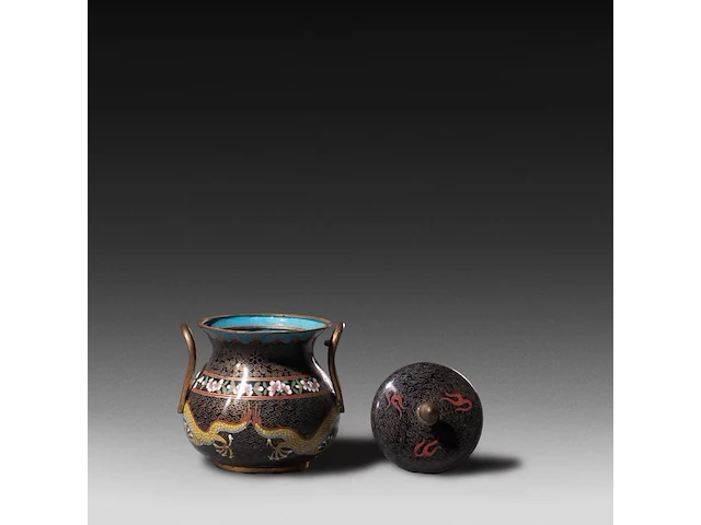 A collection of 29 chinese/japanese cloisonné enameled cups, saucers and pots, 19th/20thc, tallest h 15,5 cm - afbeelding 4 van  10
