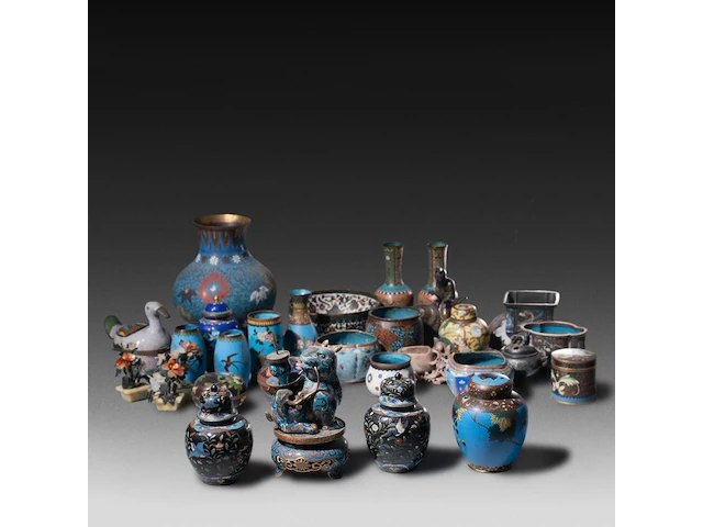 A collection of 30 japanese cloisonné enameled vases and jars, 19th/20thc, tallest h 26,5 cm - afbeelding 1 van  4