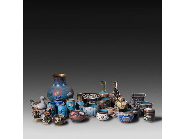 A collection of 30 japanese cloisonné enameled vases and jars, 19th/20thc, tallest h 26,5 cm - afbeelding 2 van  4