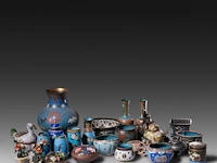 A collection of 30 japanese cloisonné enameled vases and jars, 19th/20thc, tallest h 26,5 cm - afbeelding 2 van  4