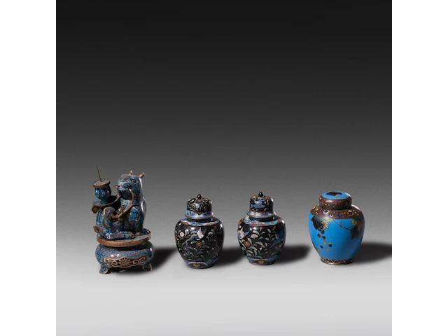 A collection of 30 japanese cloisonné enameled vases and jars, 19th/20thc, tallest h 26,5 cm - afbeelding 3 van  4