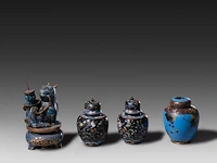 A collection of 30 japanese cloisonné enameled vases and jars, 19th/20thc, tallest h 26,5 cm - afbeelding 3 van  4