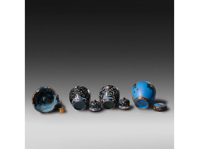 A collection of 30 japanese cloisonné enameled vases and jars, 19th/20thc, tallest h 26,5 cm - afbeelding 4 van  4
