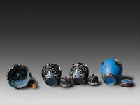 A collection of 30 japanese cloisonné enameled vases and jars, 19th/20thc, tallest h 26,5 cm - afbeelding 4 van  4