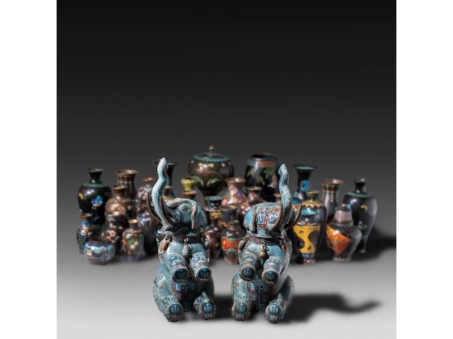 A collection of 35 japanese cloisonné enameled vases, 19th/20thc, tallest h 30,5 cm - afbeelding 1 van  5