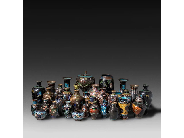 A collection of 35 japanese cloisonné enameled vases, 19th/20thc, tallest h 30,5 cm - afbeelding 2 van  5