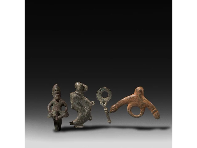 A collection of 4 roman bronze fascinum phallic pendants, h 6,2 cm (tallest) - afbeelding 1 van  6
