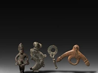 A collection of 4 roman bronze fascinum phallic pendants, h 6,2 cm (tallest)