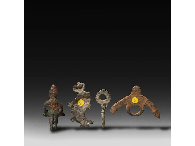 A collection of 4 roman bronze fascinum phallic pendants, h 6,2 cm (tallest) - afbeelding 2 van  6