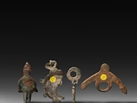 A collection of 4 roman bronze fascinum phallic pendants, h 6,2 cm (tallest) - afbeelding 2 van  6