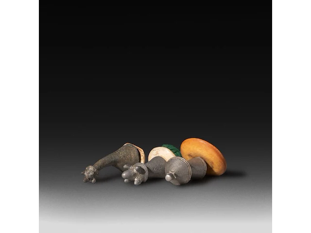 A collection of 4 tribal kalasha and a telsum phallic necklace, konso people, ethiopia, l 17 cm (tallest) - afbeelding 2 van  11