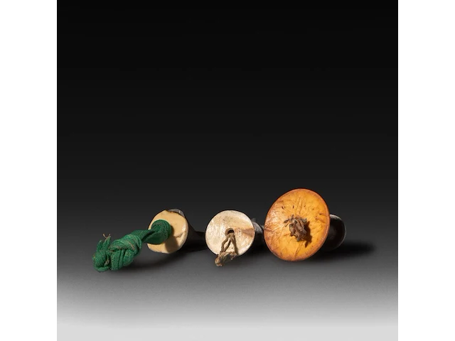 A collection of 4 tribal kalasha and a telsum phallic necklace, konso people, ethiopia, l 17 cm (tallest) - afbeelding 3 van  11