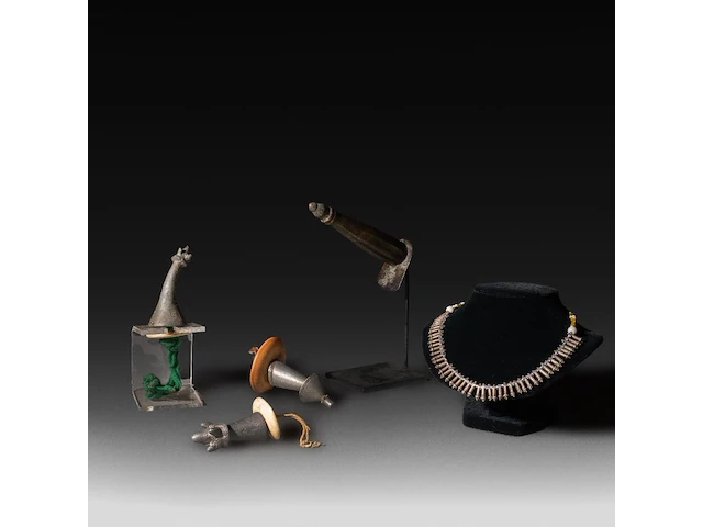 A collection of 4 tribal kalasha and a telsum phallic necklace, konso people, ethiopia, l 17 cm (tallest) - afbeelding 1 van  11
