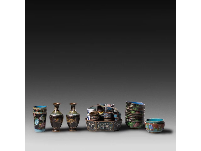 A collection of 40 chinese/japanese cloisonné enameled bowls, vases and napkin rings, 19th/20thc, tallest h 15,5 cm - afbeelding 1 van  9