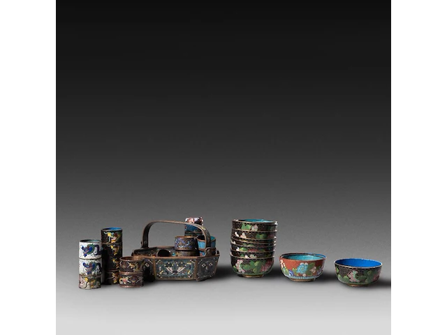 A collection of 40 chinese/japanese cloisonné enameled bowls, vases and napkin rings, 19th/20thc, tallest h 15,5 cm - afbeelding 2 van  9