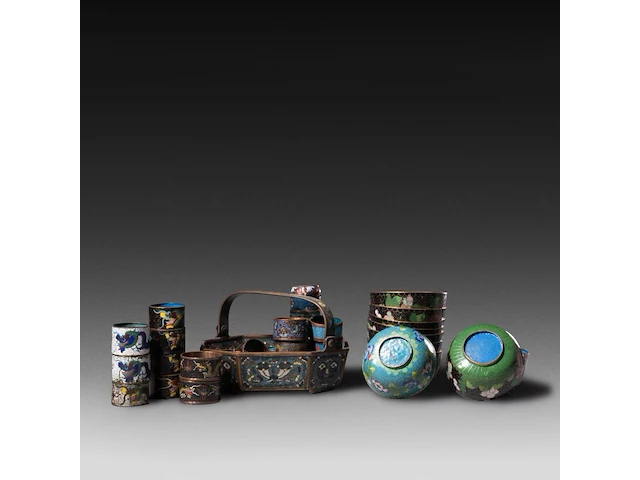 A collection of 40 chinese/japanese cloisonné enameled bowls, vases and napkin rings, 19th/20thc, tallest h 15,5 cm - afbeelding 3 van  9