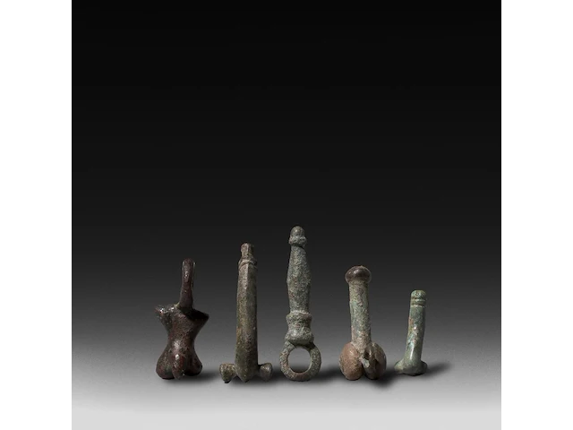 A collection of 5 roman bronze fascinum phallic pendants, h 5,3 cm (tallest) - afbeelding 1 van  3