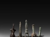 A collection of 5 roman bronze fascinum phallic pendants, h 5,3 cm (tallest)