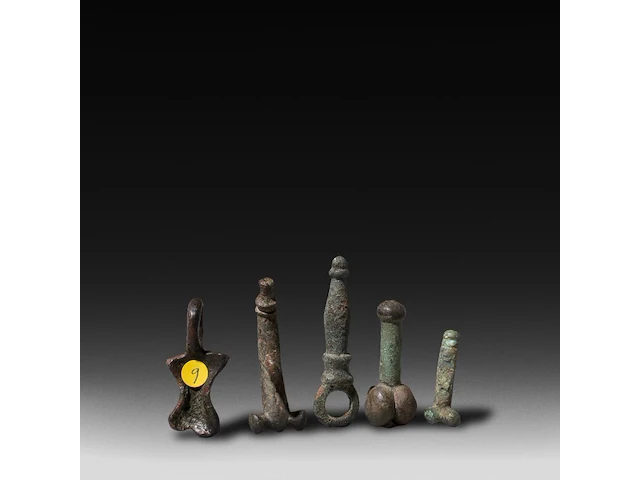 A collection of 5 roman bronze fascinum phallic pendants, h 5,3 cm (tallest) - afbeelding 2 van  3