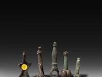 A collection of 5 roman bronze fascinum phallic pendants, h 5,3 cm (tallest) - afbeelding 2 van  3