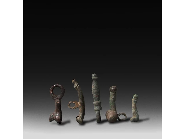 A collection of 5 roman bronze fascinum phallic pendants, h 5,3 cm (tallest) - afbeelding 3 van  3