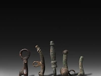 A collection of 5 roman bronze fascinum phallic pendants, h 5,3 cm (tallest) - afbeelding 3 van  3