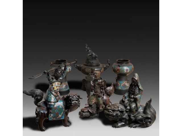 A collection of 7 japanese champlevé enameled bronzes, including mythical figures, vases and censers, 19th/20thc, tallest h 43 cm - afbeelding 1 van  8