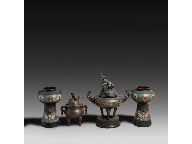 A collection of 7 japanese champlevé enameled bronzes, including mythical figures, vases and censers, 19th/20thc, tallest h 43 cm - afbeelding 2 van  8