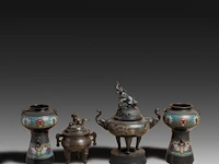A collection of 7 japanese champlevé enameled bronzes, including mythical figures, vases and censers, 19th/20thc, tallest h 43 cm - afbeelding 2 van  8