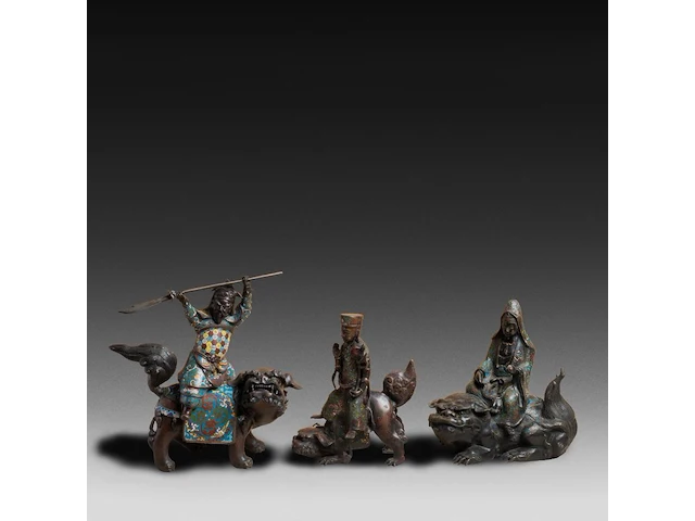 A collection of 7 japanese champlevé enameled bronzes, including mythical figures, vases and censers, 19th/20thc, tallest h 43 cm - afbeelding 3 van  8