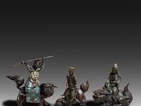 A collection of 7 japanese champlevé enameled bronzes, including mythical figures, vases and censers, 19th/20thc, tallest h 43 cm - afbeelding 3 van  8