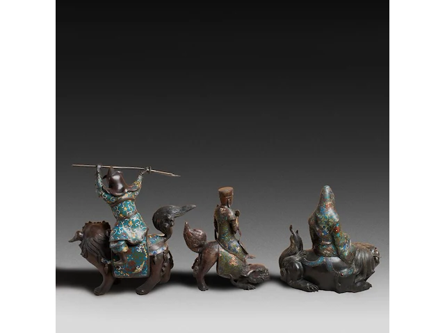 A collection of 7 japanese champlevé enameled bronzes, including mythical figures, vases and censers, 19th/20thc, tallest h 43 cm - afbeelding 4 van  8