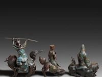 A collection of 7 japanese champlevé enameled bronzes, including mythical figures, vases and censers, 19th/20thc, tallest h 43 cm - afbeelding 4 van  8