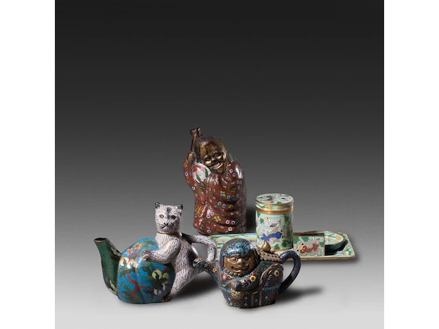 A collection of 7 japanese cloisonné enameled objects, including a teapot, teacaddy and figure, 19th/20thc, tallest h 22 cm - afbeelding 1 van  4