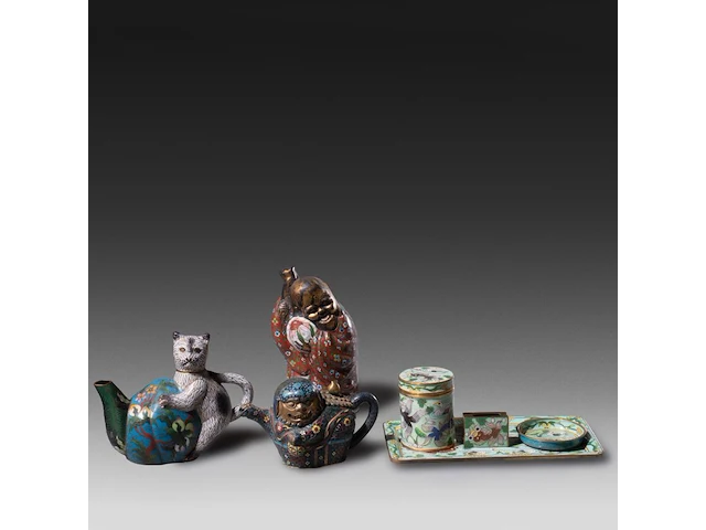 A collection of 7 japanese cloisonné enameled objects, including a teapot, teacaddy and figure, 19th/20thc, tallest h 22 cm - afbeelding 2 van  4