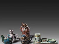 A collection of 7 japanese cloisonné enameled objects, including a teapot, teacaddy and figure, 19th/20thc, tallest h 22 cm - afbeelding 2 van  4