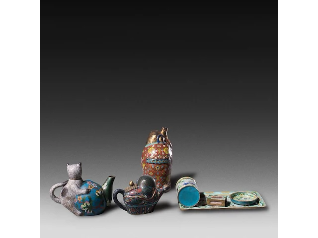 A collection of 7 japanese cloisonné enameled objects, including a teapot, teacaddy and figure, 19th/20thc, tallest h 22 cm - afbeelding 3 van  4