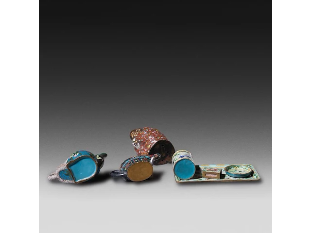 A collection of 7 japanese cloisonné enameled objects, including a teapot, teacaddy and figure, 19th/20thc, tallest h 22 cm - afbeelding 4 van  4