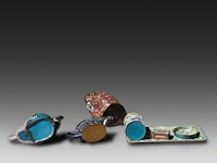 A collection of 7 japanese cloisonné enameled objects, including a teapot, teacaddy and figure, 19th/20thc, tallest h 22 cm - afbeelding 4 van  4