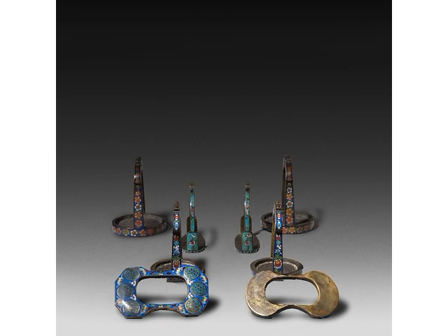 A collection of 8 chinese cloisonné enameled stirrups, 19th/20thc, tallest h 17,5 cm - afbeelding 2 van  4