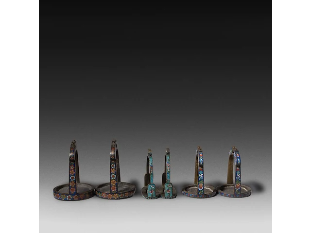 A collection of 8 chinese cloisonné enameled stirrups, 19th/20thc, tallest h 17,5 cm - afbeelding 4 van  4