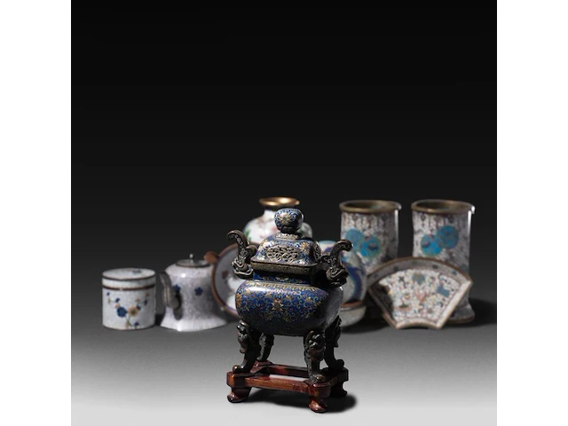 A collection of 8 japanese cloisonné enameled items, including vases, boxes, bowls and a teapot, 19th/20thc, tallest h 20,5 cm - afbeelding 1 van  4