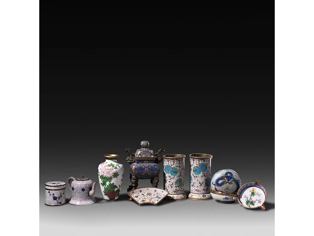 A collection of 8 japanese cloisonné enameled items, including vases, boxes, bowls and a teapot, 19th/20thc, tallest h 20,5 cm - afbeelding 2 van  4
