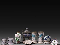 A collection of 8 japanese cloisonné enameled items, including vases, boxes, bowls and a teapot, 19th/20thc, tallest h 20,5 cm - afbeelding 2 van  4