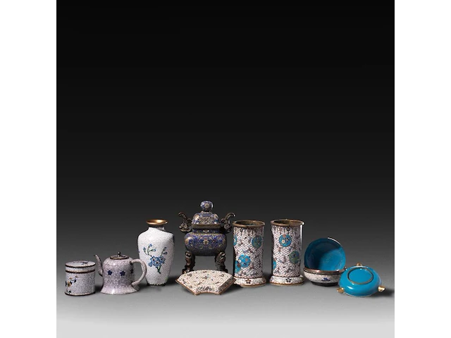 A collection of 8 japanese cloisonné enameled items, including vases, boxes, bowls and a teapot, 19th/20thc, tallest h 20,5 cm - afbeelding 3 van  4